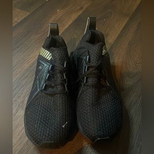 Black PUMA tennis shoes